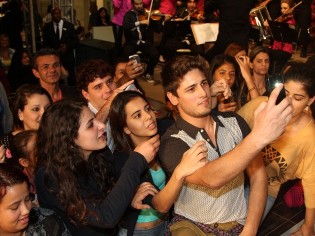 Daniel Rocha com fãs em evento de moda em São Paulo (Foto: Thiago Duran/ Ag. News)