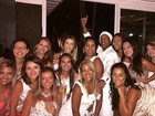 Harém? Ronaldinho Gaúcho posta foto cercado de mulheres