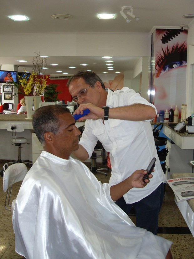 Romário cortando o cabelo (Foto: Divulgação)