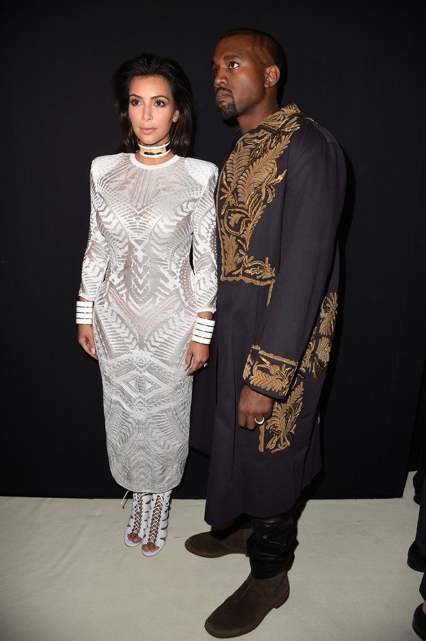 Kim Kardashian e Kanye West assistem ao desfile da Balmain na semana de moda de Paris (Foto: Getty Images)