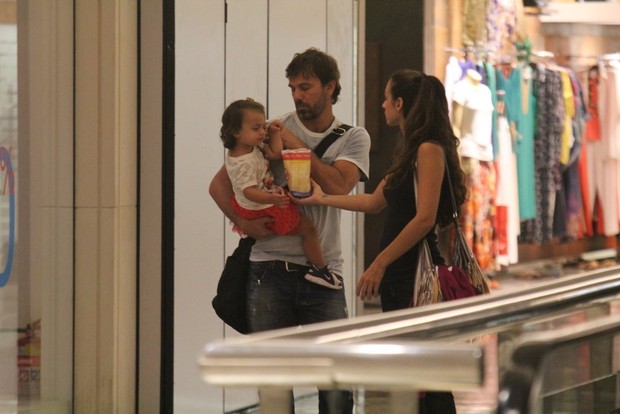 Marcelo Faria com a família em shopping do Rio (Foto: Rodrigo dos Anjos / AgNews)