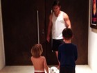 Amaury Nunes brinca de futebol com os filhos de Danielle Winits 