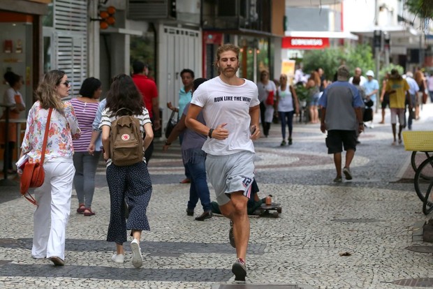 Reynaldo Gianecchini é clicado com t-shirt sugestiva no Rio (Foto: Ag. News)