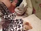 Adriana posta foto de Rodrigão dormindo ao lado do pet do casal