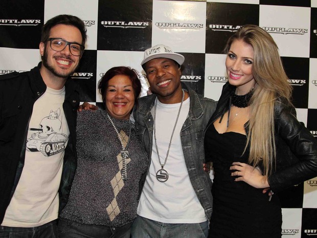 Max Porto com a mãe, Laura, a namorada, Ariane Cerqueira, e o cantor Buchecha em boate em São Paulo (Foto: Thiago Duran/ Ag. News)