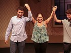 Susana Vieira se emociona e chora com a presença dos netos em peça