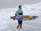 Com prancha multicolorida, Cauã Reymond surfa em praia do Rio