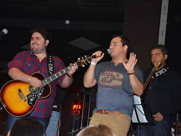Xand, do Aviões do Forró, canta com a dupla César Menotti e Fabiano em São Paulo (Foto: Caio Duran/ Ag. News)