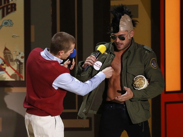Dave Franco e Zac Efron em premiação em Los Angeles, nos Estados Unidos (Foto: Mario Anzuoni/ Reuters)