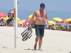 Rodrigo Hilbert curte praia sozinho no Rio