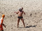 José Loreto curte dia de praia e joga futevôlei