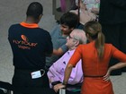 Jô Soares embarca de cadeira de rodas em aeroporto do Rio