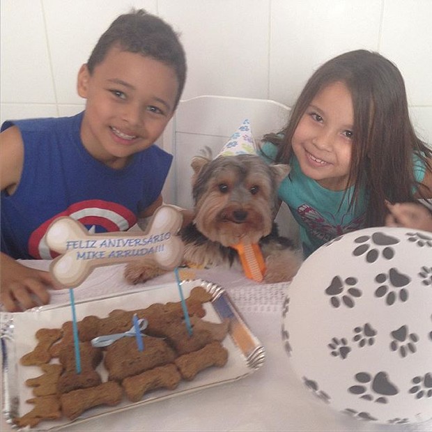 cachorrinho de Geisy Arruda com os primos (Foto: Reprodução/Instagram)