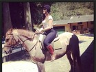 Maria Melilo posa em cavalo: 'Amo'