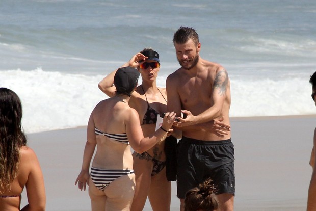 Fernanda Lima e Rodrigo HIlbert na praia (Foto: agnews)