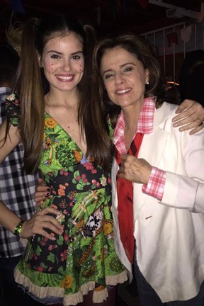 Camila Queiroz e Marieta Severo em festa julina no Rio (Foto: Twitter/ Reprodução)