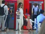 Guilhermina Guinle se diverte com a filha em aeroporto