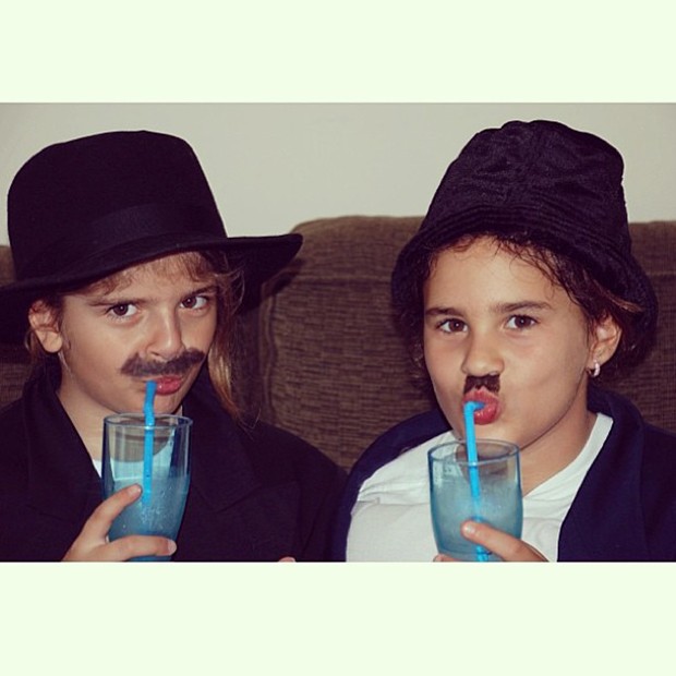 Lívian Aragão e amiga quando eram crianças (Foto: Instagram / Reprodução)