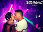 Paula Morais e Ronaldo curtem balada em Ibiza e trocam beijos