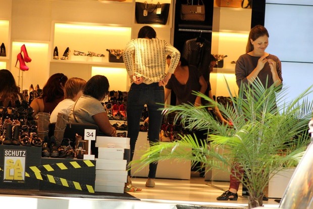 Lisandra Souto faz compras em loja de Ipanema (Foto: JC Pereira/AgNews)