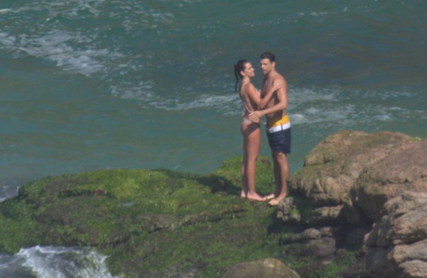 Cauã com a namorada na praia da Joatinga no Rio de Janeiro (Foto: AGNEWS )