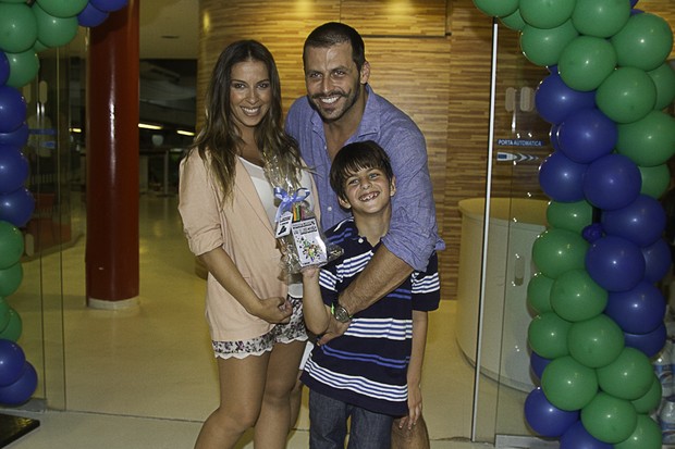 Henrti Castelli com o filho e a namorada (Foto: Amauri Nehn/Foto Rio News)