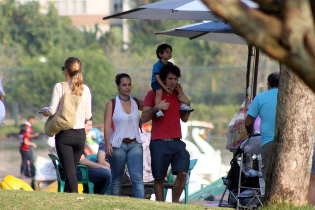 Eriberto Leão com a família na Lagoa (Foto: JC Pereira / AgNews)