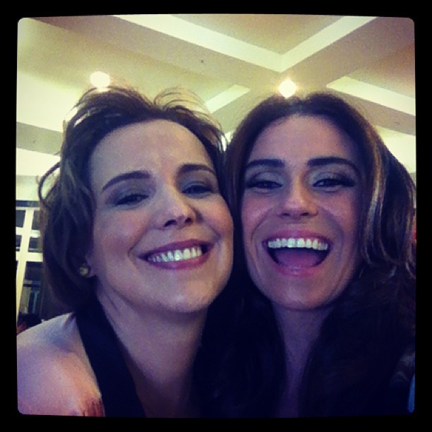 Giovanna Antonelli e Ana Beatriz Nogueira gravam 'Salve' na madrugada (Foto: Reprodução/Instagram)