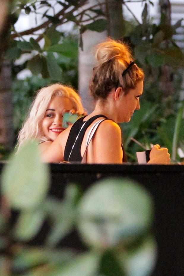 Cantora Rita Ora com amiga após deixar hospital em Miami, nos Estados Unidos (Foto: Grosby Group/ Agência)