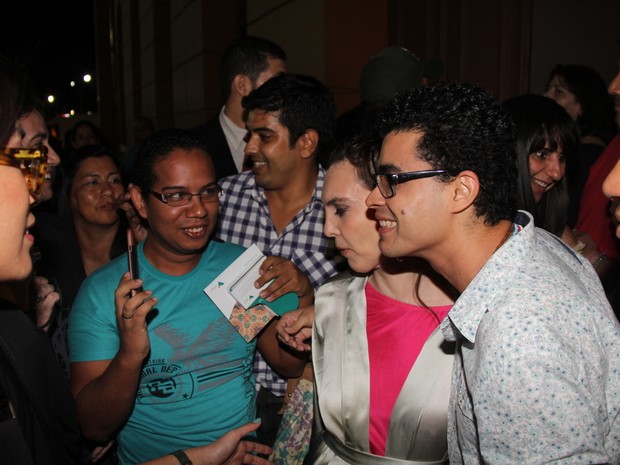 Adriana Calcanhoto posa com fãs em Belém do Pará (Foto: Wesley Costa/ Ag. News)
