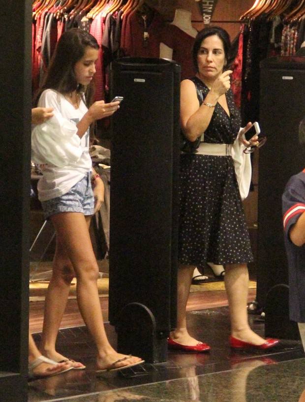 Gloria Pires vai a shopping no Rio com a filha (Foto: Marcus Pavão/Agnews)