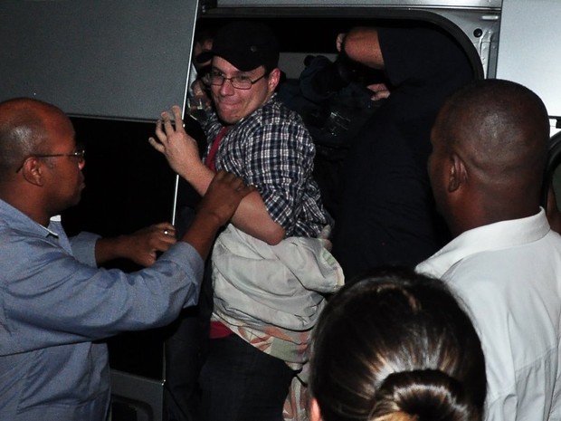Ex-BBB Ivan tenta sair da van do programa 'Pânico' após festa do 'BBB' (Foto: Roberto Teixeira/ EGO)