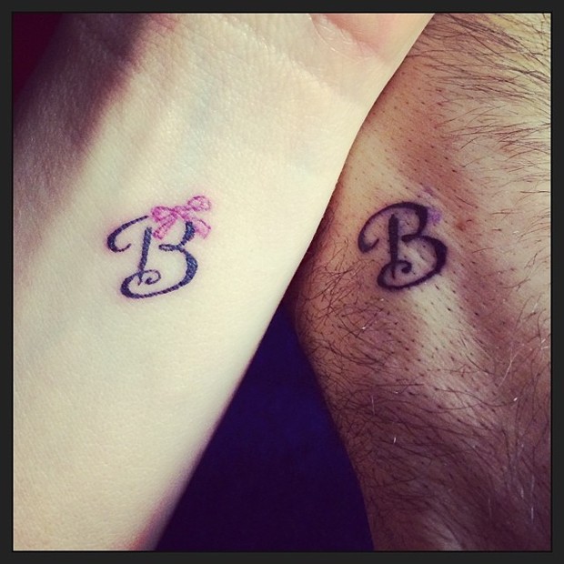 Sheila Mello posta foto da tatuagem com a inicial da filha (Foto: Instagram / Reprodução)