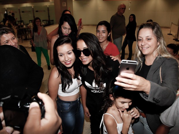 Anitta com fãs em aeroporto de São Paulo (Foto: Marcos Ribas/ Brazil News)