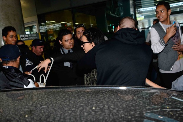 Fã segura bolsa de Demi Lovato (Foto: Leo Franco e Thiago Duran / AgNews)