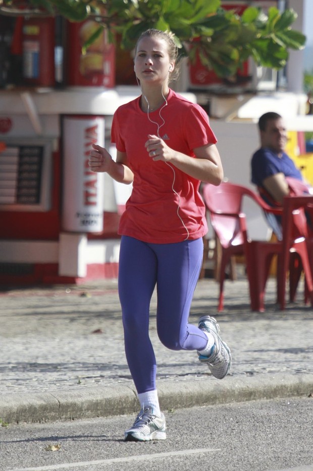 Luiza Valdetaro corre na orla (Foto: Gabriel Rangel / AgNews)