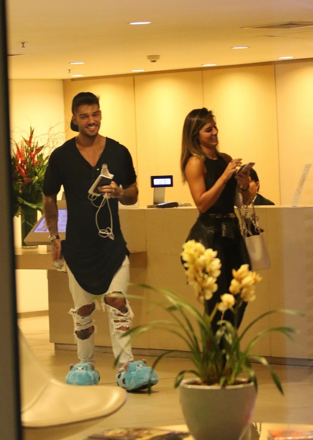 Lucas Lucco usa calçado estranho em passeio com loira (Foto: Fabio Moreno/AgNews)