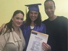 Isis Valverde conclui curso de inglês em Nova York e mostra diploma