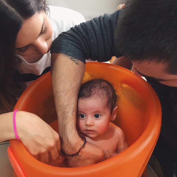Rubia Barricelli dá banho na pequena Helena (Foto: Reprodução/Instagram)