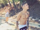 Em vídeo na web Justin Bieber quase fica só de cueca