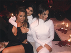 Khloe Kardashian posa decotada com as irmãs Kendall e Kylie Jenner