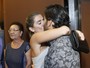 Deborah Secco dá beijão em Hugo Moura após conferir peça do marido