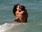 Jaque Khury e o marido trocam beijos quentes em praia do Rio