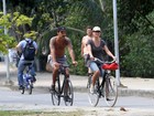 Carolina Ferraz faz passeio de bicicleta com o namorado no Rio