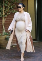 Kim Kardashian exibe barrigão em look decotado e embalado a vácuo