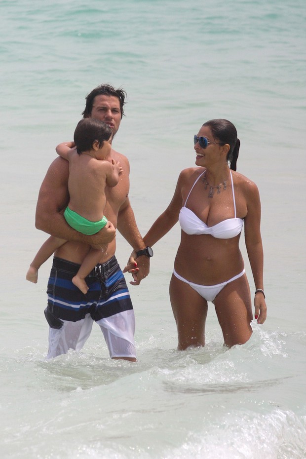 Juliana Paes com a família na praia (Foto: Derick Abreu / Foto Rio News)