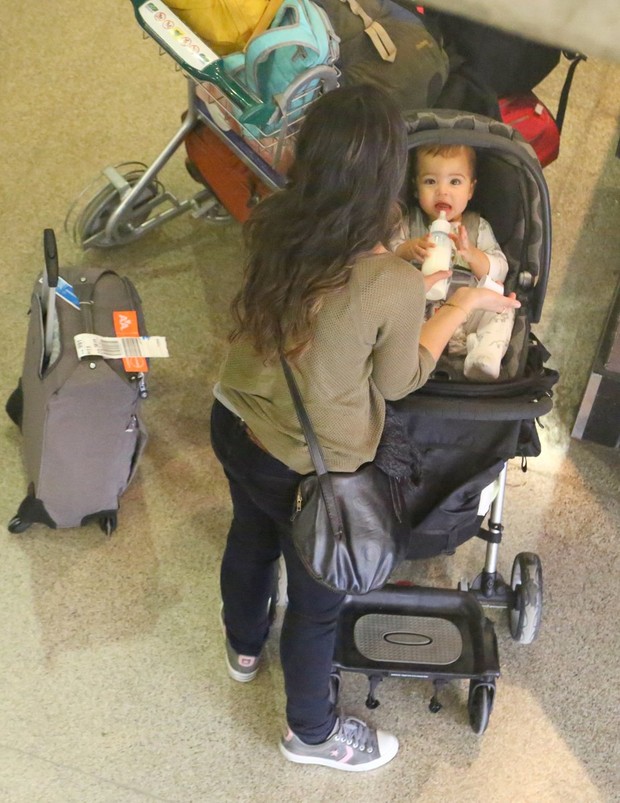 Camila Alves dá mamadeira ao caçula em aeroporto de BH (Foto: André Freitas e Delson Silva /Ag. News)