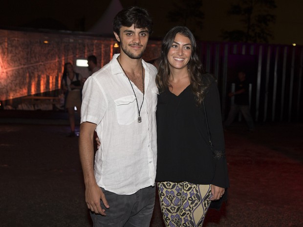 Felipe Simas com a namorada, Mariana Uhlmann, em festa no Rio (Foto: Felipe Panfili/ Divulgação)