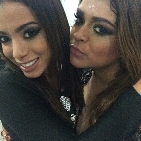 Anitta e Preta Gil nos basidores de show no Rio (Foto: Instagram/ Reprodução)