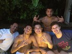 De sunga branca, Neymar posa com os amigos